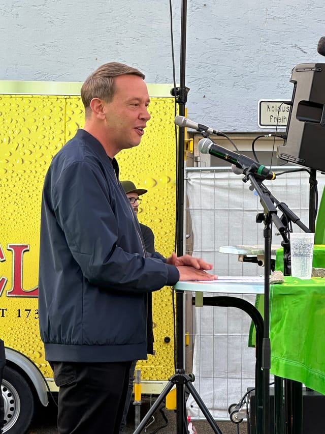 Minister Oliver Hildenbrand beim Alternativen Volksfestauftakt der Grünen